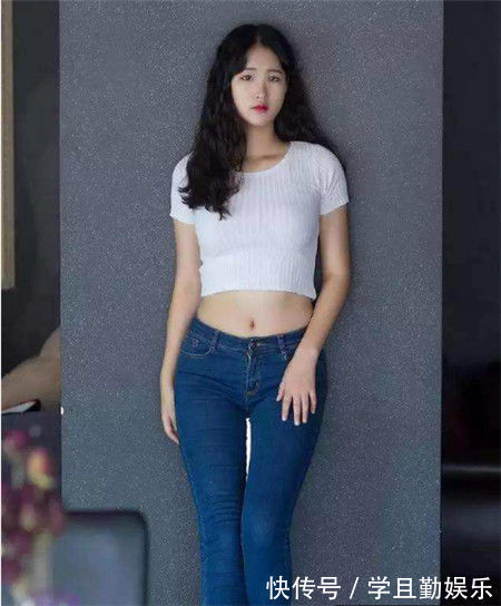 小蛮腰 美女一身黑色系搭配,尽显神秘的美感,散发成熟女性的魅力