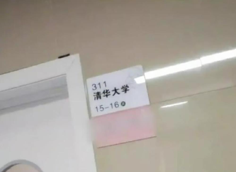 医院|妇幼医院的一幕:门上挂不同娃娃代表不同性别,宝宝性别一目了然