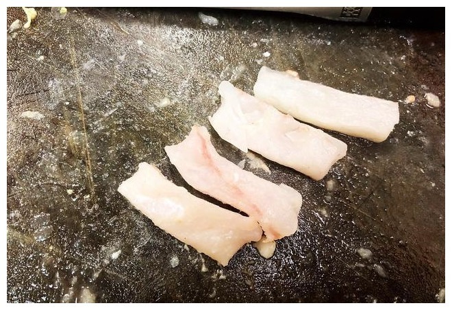 炸鱼时，有人用淀粉，有人用面粉，大厨都错了！这才是正确做法