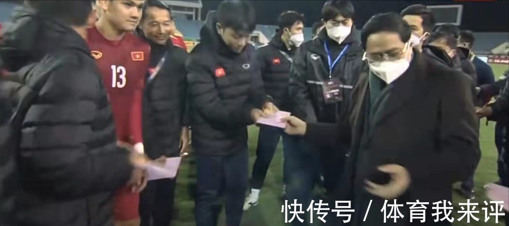 中国男足|1-3惨败!越南全队现场领红包,李霄鹏为失误买单,名记直指总局