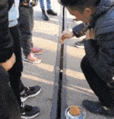 |搞笑GIF：妹子，你这太欺负人了，让你的粉丝情何以堪