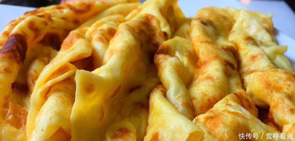 玉米面加3个鸡蛋,不揉面不发面,柔软又筋道,一次10张不够吃