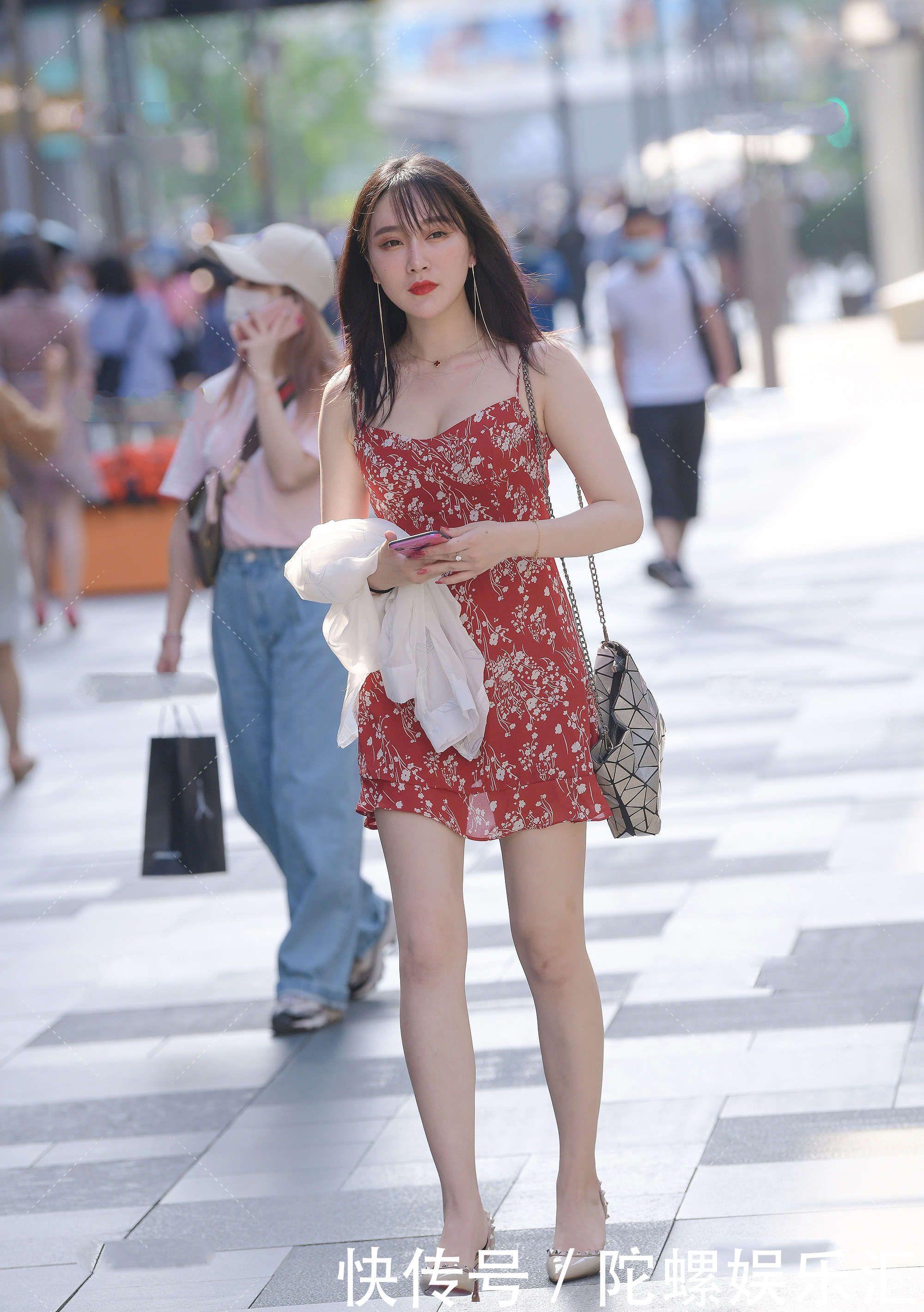 红色|红色碎花连衣裙搭配铆钉高跟鞋，既显清新又凸显个性