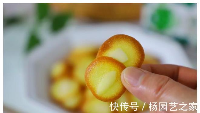 黄油|2个蛋清加1勺面粉,不用打发拌匀就能烤,一口一个嘎嘣脆,太香