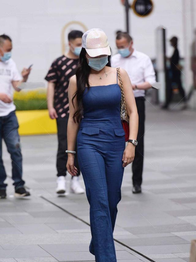 高跟鞋 深蓝色连体裤,展示出优美曲线,更显强大气场