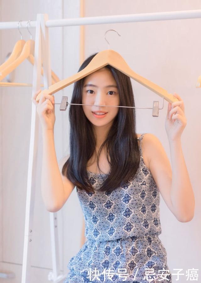 美女性感吊带青春感爆棚,十分迷人