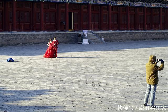 婚礼现场新娘独自开车前来,只因接亲堵门时女方舅舅硬要5条中华