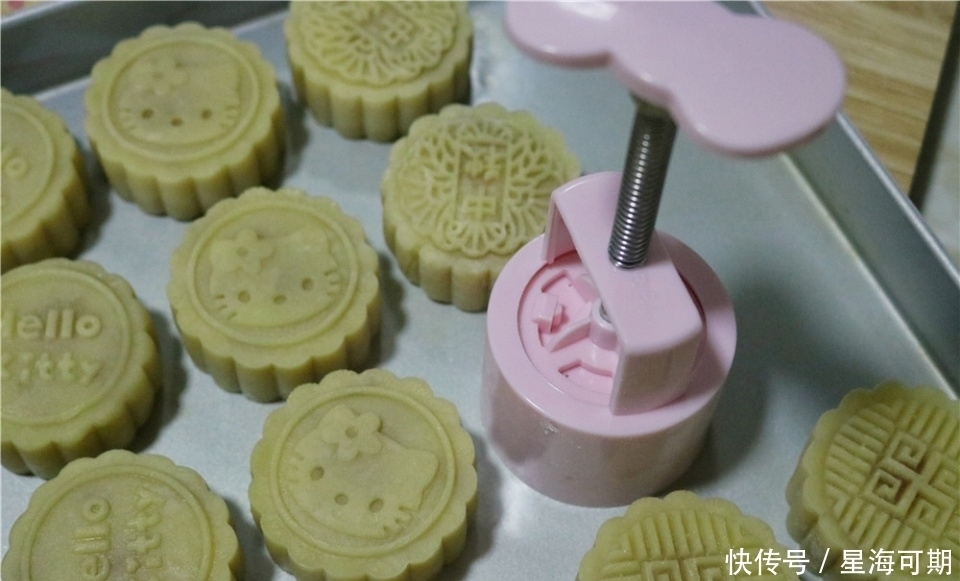 传统|传统广式月饼做法,好吃不腻,新手也成功,附4种经典馅料