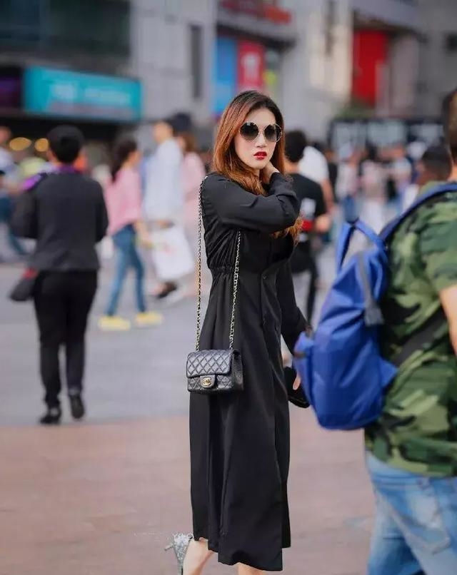 路人街拍,小姐姐身穿一件黑色紧身的小背心,清新洒脱