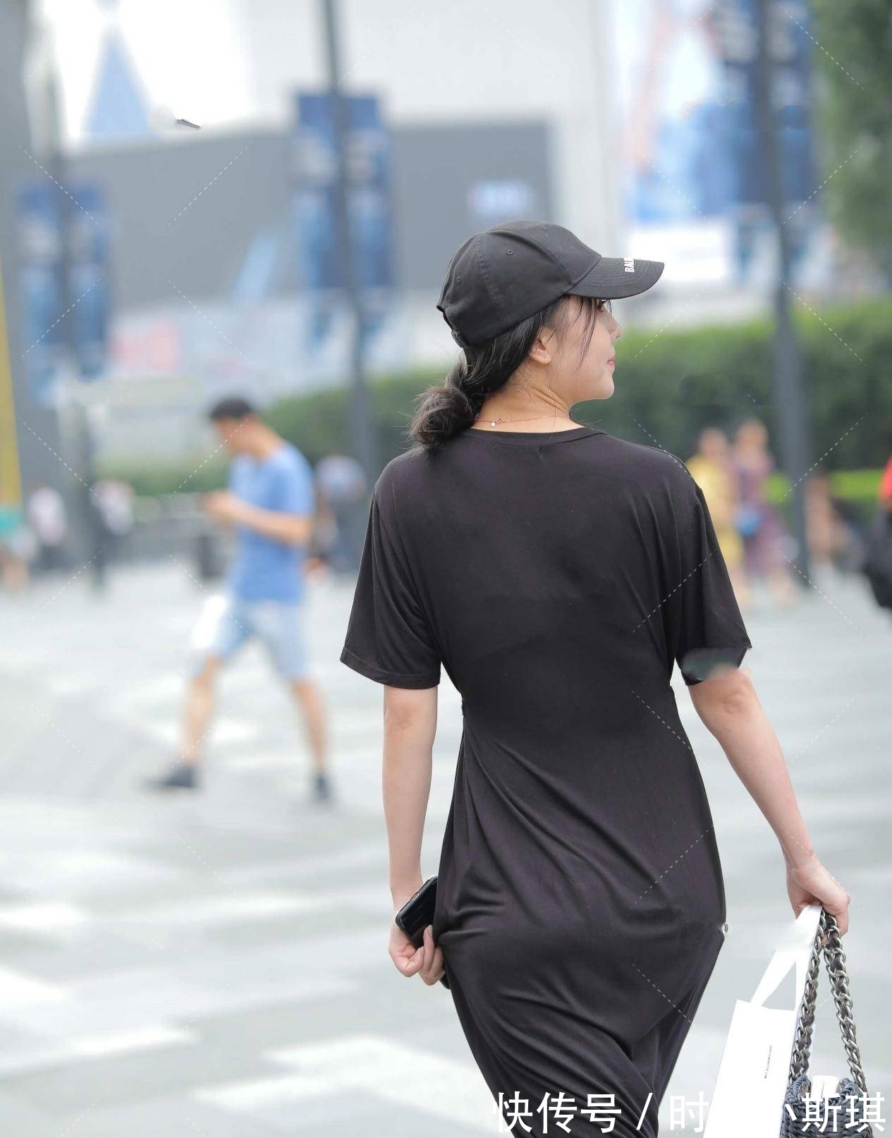 洋气|黑色长款修身裙子,极简风格的美感,更显时髦洋气