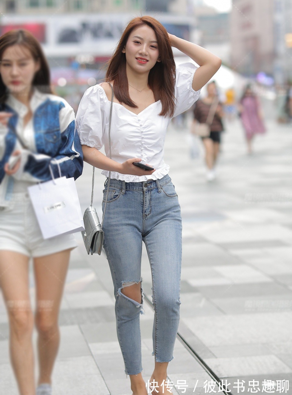 小姐姐|清雅的穿搭,白色泡泡袖衫配破洞牛仔裤,个性清新又恬静