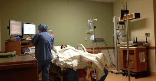 妈妈|三胎妈妈剖腹产时突然大哭不止,问其原因后,医生护士气得直哆嗦