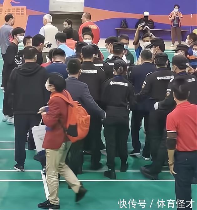 世锦赛|国乒82岁传奇亮相,现身颁奖被冷落,看刘国梁被围,默默转身离去