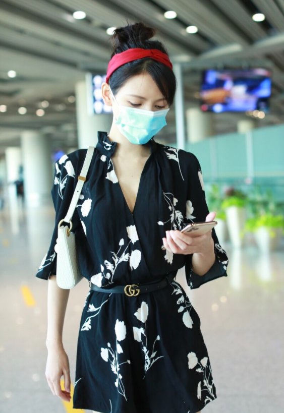 减龄|张予曦身材好又会穿，印花连体裤减龄时髦，秀“漫画腿”真惹眼