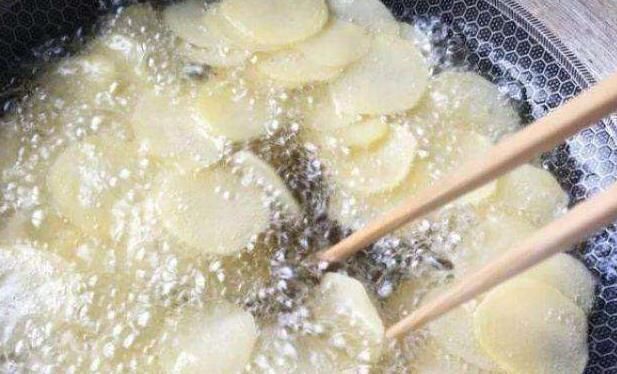 步骤|想要吃薯片,又不想出门,这简单,连个大土豆就能自己做出一大盘