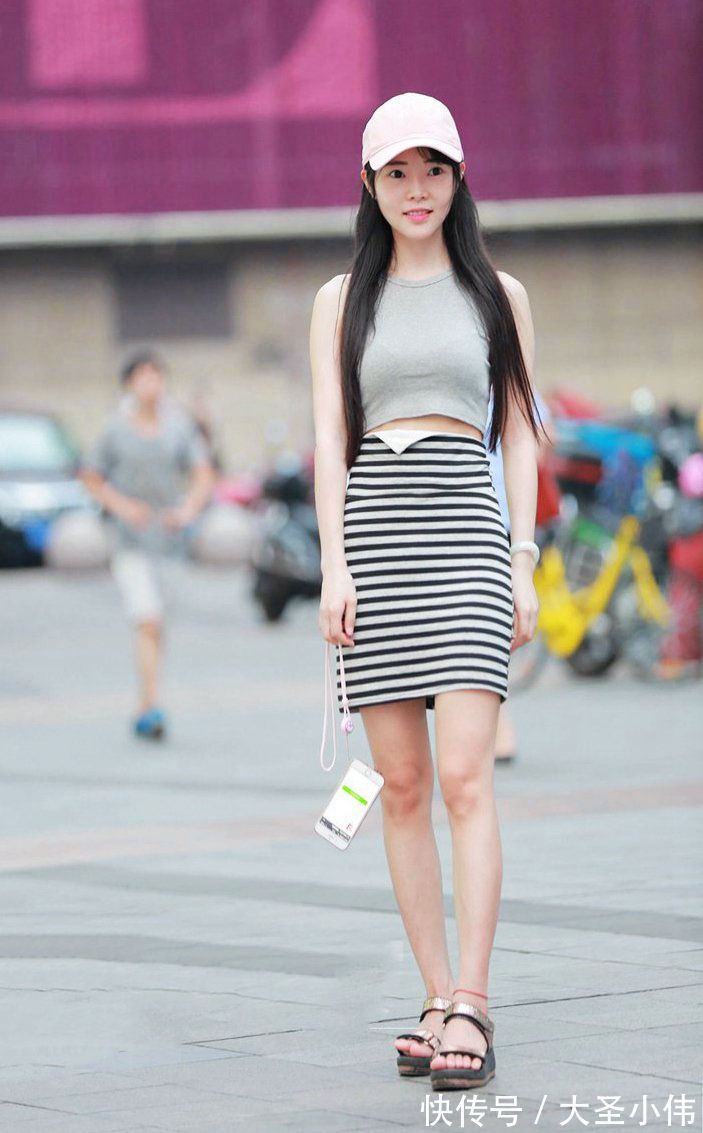 街拍|美女街拍:灰色的修身背心搭配黑白的条纹半裙,秋日这样穿真的清爽