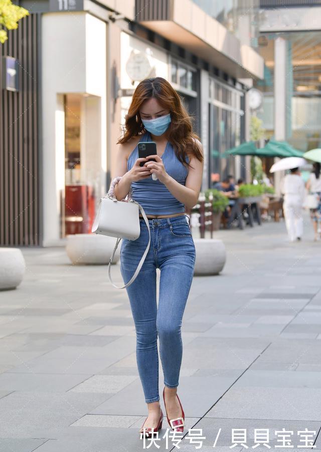美女|时尚:有个性的女生就是会穿,挂脖衫配牛仔裤,清新简约又显美