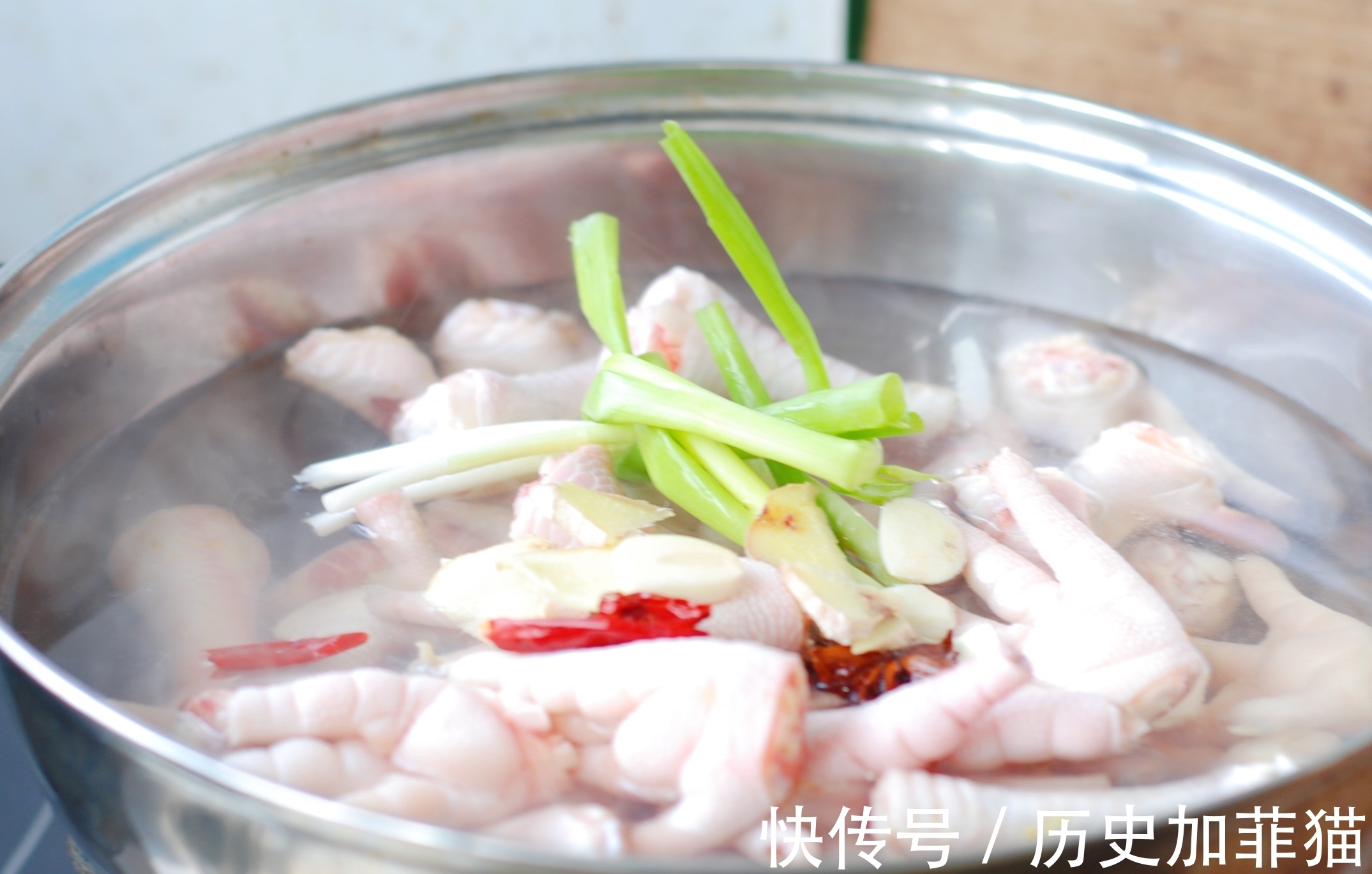 泡椒水|追剧必备零食,2斤鸡爪和1包野山椒在家就能做,酸辣开胃停不了手