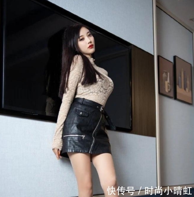 小姐姐 姐姐化身“毒蛇美人”,“蟒蛇”上衣搭配黑皮裙,价格怕是不便宜吧?