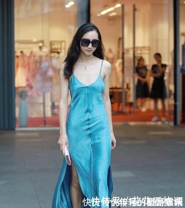 外套 身穿女人味十足的礼服,简约而休闲,显得十分性感