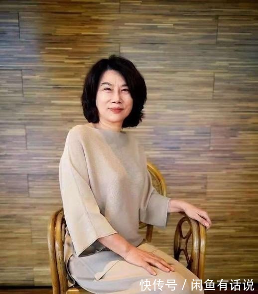 搭配|董明珠越老越时髦,穿开衫配渔夫帽气质变温柔,走路依然是霸总范