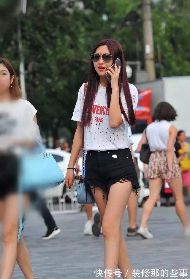 中长发 美女脚上半透的丝袜,搭配一双尖头高跟鞋,走路都充满着魅力