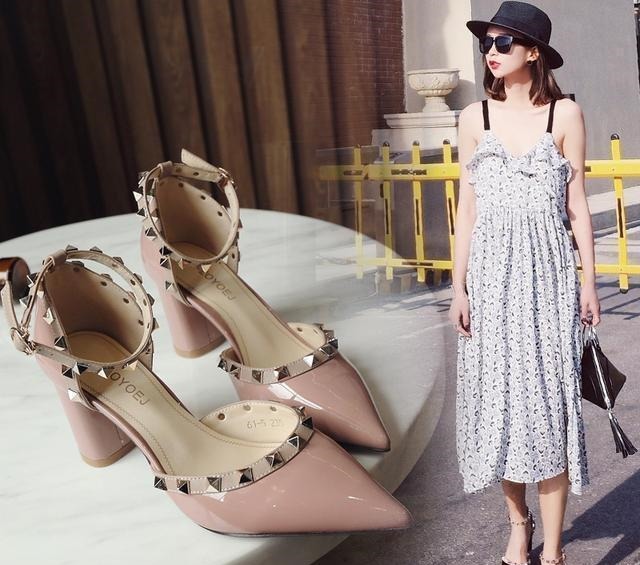 时尚 漂亮女人要懂得拒绝平庸,今年流行铆钉凉鞋,分分钟“扎”你心