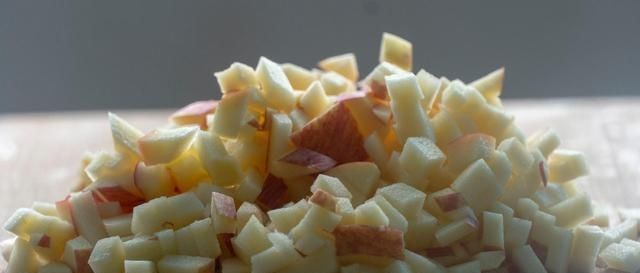 糯米粉里加2个苹果,居然这么好吃,酸甜可口,每次上桌就抢光