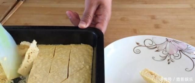 把豆腐放进鸡蛋液里,擀面杖一压,给红烧肉都不换,真是太香了