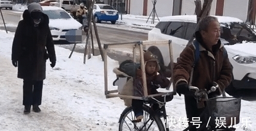 “保暖爷爷”接娃放学走红,这是我见过最拉风的“全景天窗”