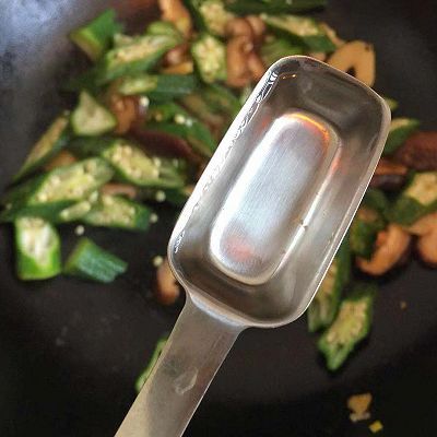 一日三餐|好吃又营养的秋葵炒香菇