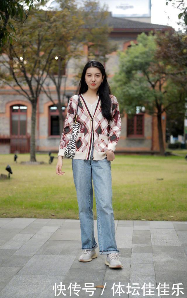 冬季穿搭拒绝平庸,实用的“毛衣+长裤”学起来,基础款也很时髦