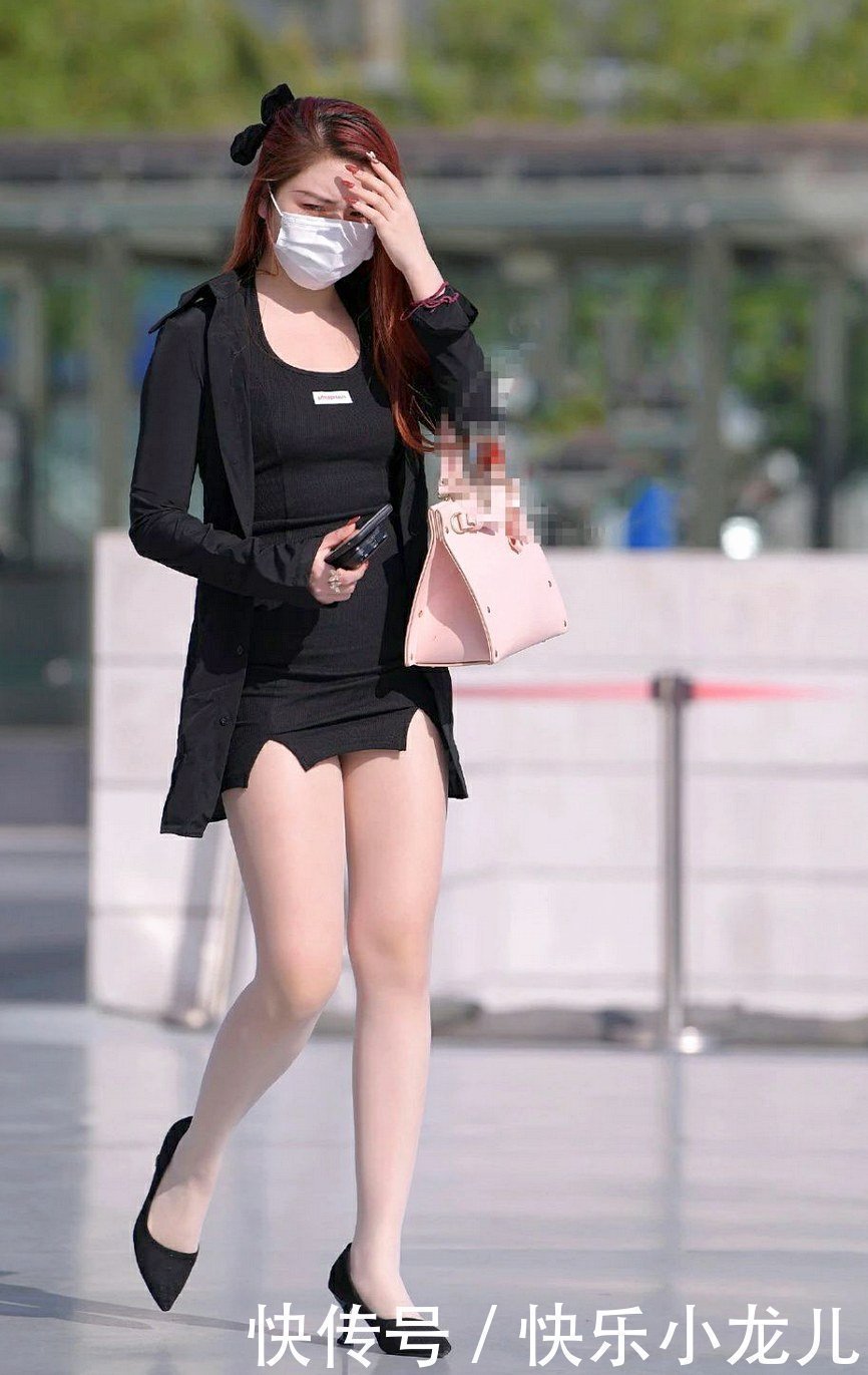 显瘦|都说黑色显瘦,姐姐搭配休闲套装,个性时尚!