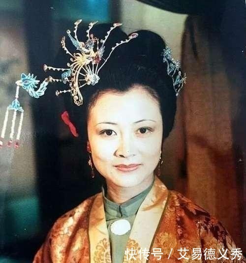 贾府|红楼梦中,为何宝钗进贾府能和宝玉走大门,林黛玉却只从侧门进!