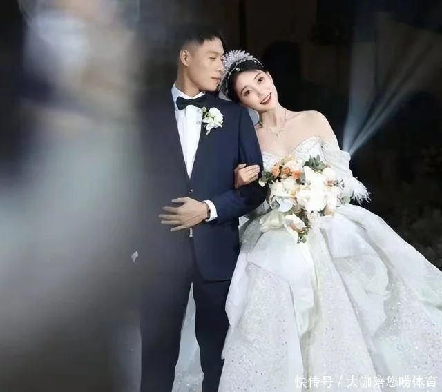 恭喜！体坛第一美女官宣结婚，公开承认老公很有钱，男方长相成熟 