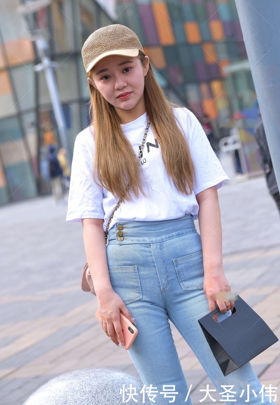 奶茶|美女街拍:身材非常完美又特别白的微胖小姐姐,真的好养眼,想帮她买杯奶茶