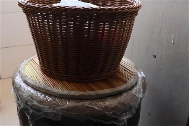 教你在家腌酸菜，不用加盐，7天就能吃，保存一冬天都不会坏