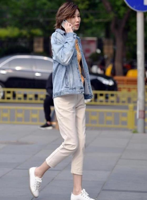 街拍：长发披肩的小美女，身穿个性潮装，笑容甜美可爱