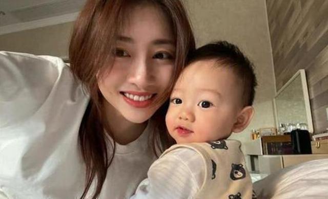 少女|体操女神诞下儿子后,29岁产后身材似少女,如今却为母乳太多发愁