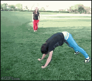 |搞笑动图 车祸猛于虎,一辆轿车直接压成纸片了