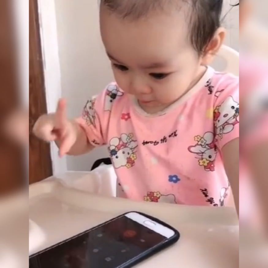 妈妈|萌娃非要看电视,被妈妈拒绝给爸爸打电话告状,谁料爸爸反应亮了