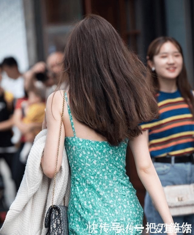 裙子 时髦的吊带裙子,突如其来的知性美,突显了自己的身材