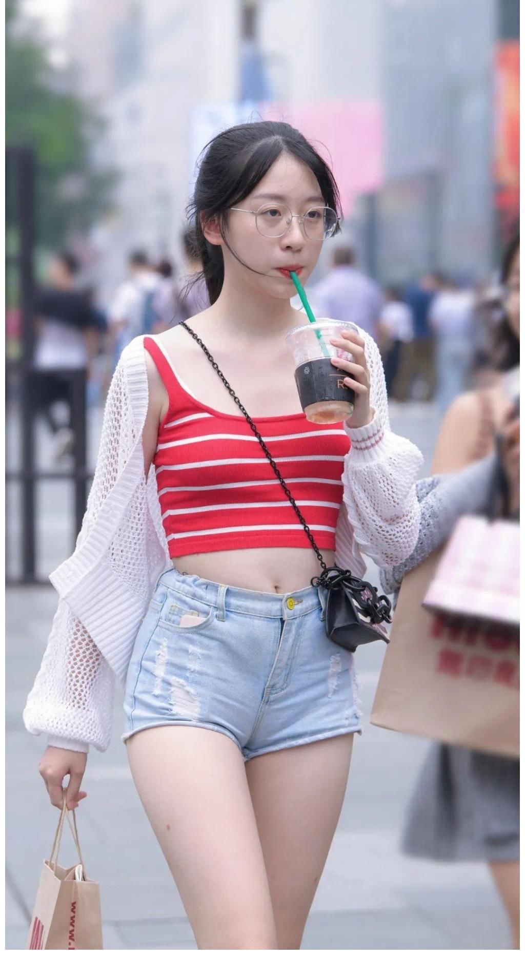 紧身|女生夏季这么穿,不仅非常时尚还很吸睛