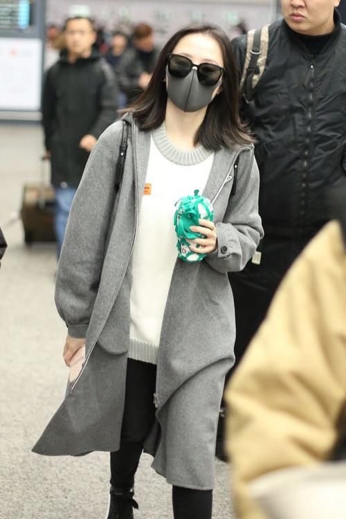 气质|女歌手低调走机场，灰色大衣潇洒干练，气质范十足