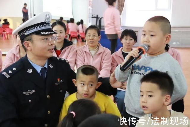 内蒙古交警进校园带着萌娃学安全|致敬·警察节| 交警