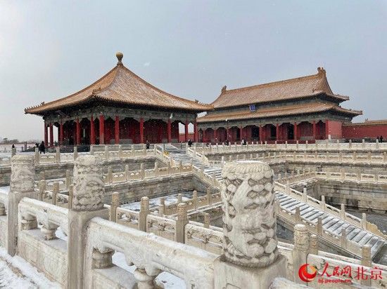 组图：北京迎2022年初雪 故宫覆盖白雪更显魅力