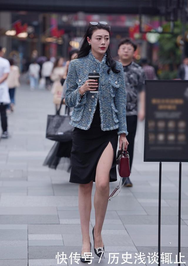 连衣裙姐妹花走在街上，明媚靓丽，活力十足