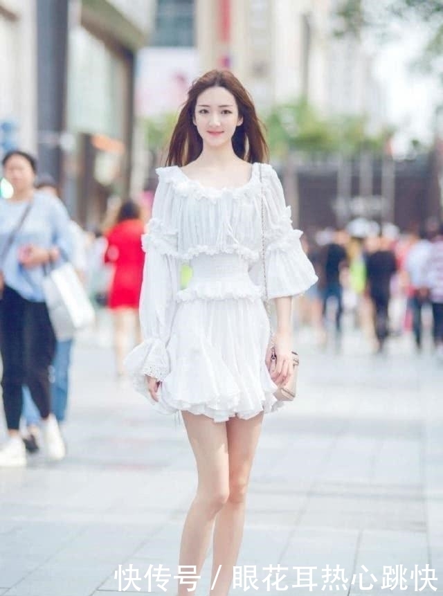 清新优雅的连衣裙,显精神又更加减龄,轻松穿出自己的窈窕身姿