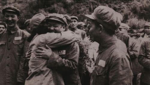 不忍|此师政委本可独自突围,却不忍遗弃三百伤兵,击毙战马后不幸被俘