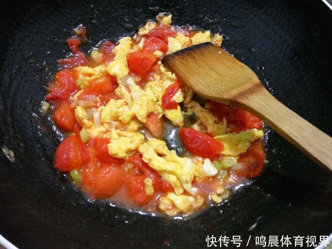西红柿炒鸡蛋,大部分人少了重要一步,老师傅教你正确做法